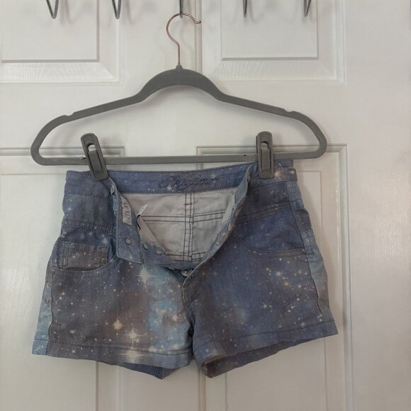 🚀 Delia’s Denim Shorts with Universe print– Size 5/6 🌌 - Picture 3 of 4